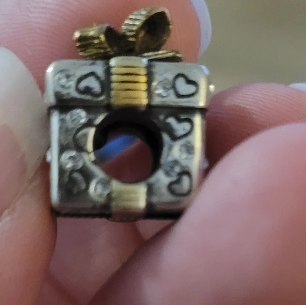 Gift Charm - Picture 4 of 8